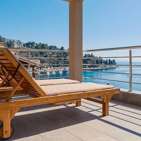 Seafront 2-Bedroom Apartment Nika - Rabac Buitenkant foto