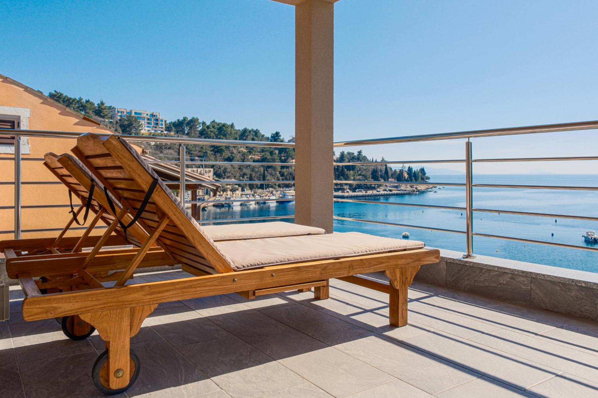 Seafront 2-Bedroom Apartment Nika - Rabac Buitenkant foto